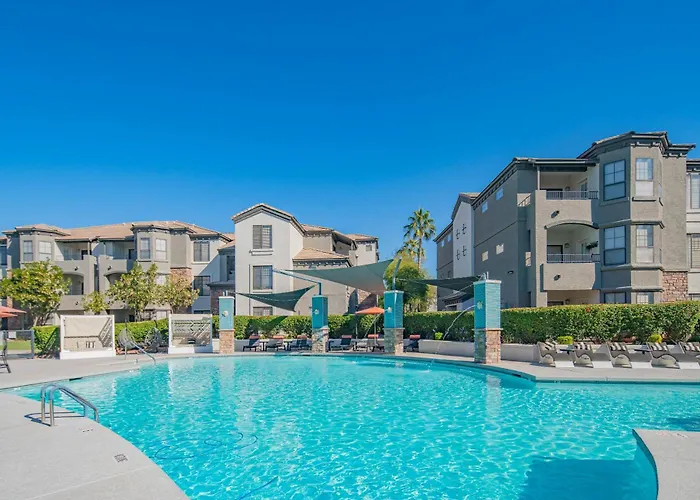 Charming 2b King Bed With Pool Hot Tub, Gym, Parking Apartment *