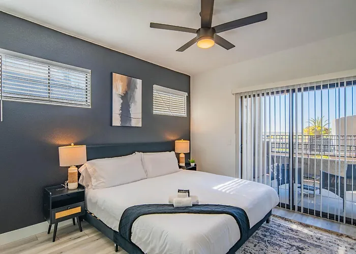 Charming 2b King Bed With Pool Hot Tub, Gym, Parking *