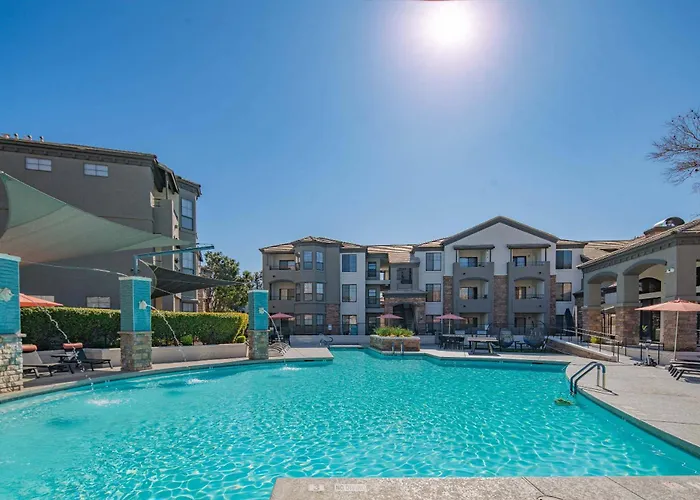 Charming 2b King Bed With Pool Hot Tub, Gym, Parking