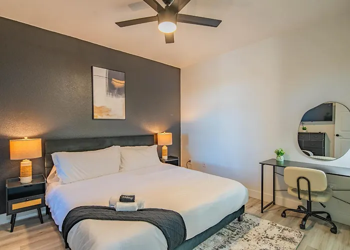 Charming 2b King Bed With Pool Hot Tub, Gym, Parking Glendale