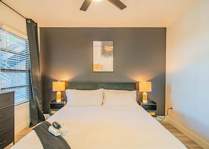 Charming 2b King Bed With Pool Hot Tub, Gym, Parking