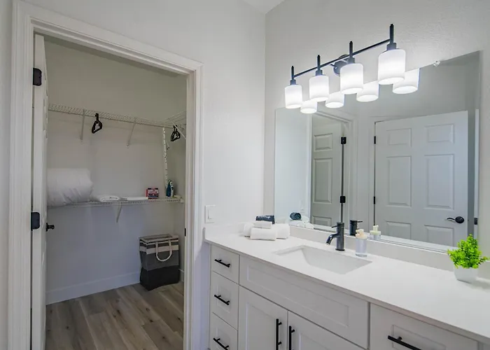 Charming 2b King Bed With Pool Hot Tub, Gym, Parking * Glendale