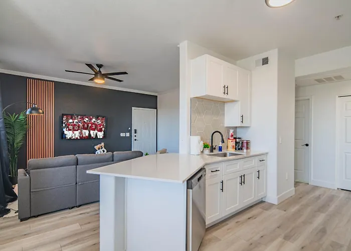 Apartment Charming 2b King Bed With Pool Hot Tub, Gym, Parking
