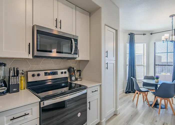 Apartment Charming 2b King Bed With Pool Hot Tub, Gym, Parking *