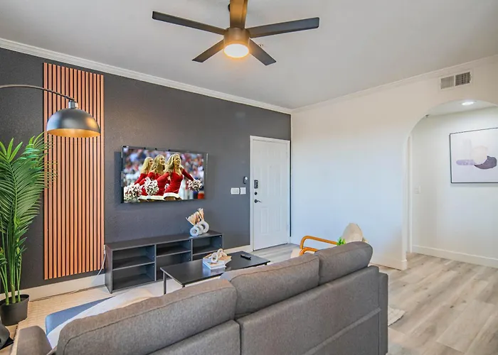 Charming 2b King Bed With Pool Hot Tub, Gym, Parking Glendale