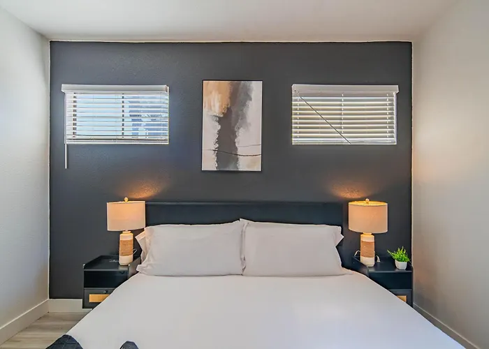 Charming 2b King Bed With Pool Hot Tub, Gym, Parking * Glendale