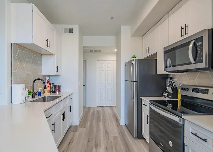 Charming 2b King Bed With Pool Hot Tub, Gym, Parking