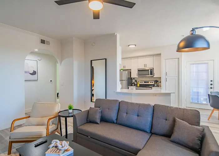 Charming 2b King Bed With Pool Hot Tub, Gym, Parking Apartment *