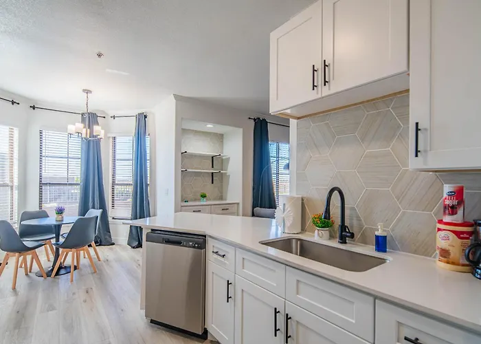 Charming 2b King Bed With Pool Hot Tub, Gym, Parking Apartment Glendale