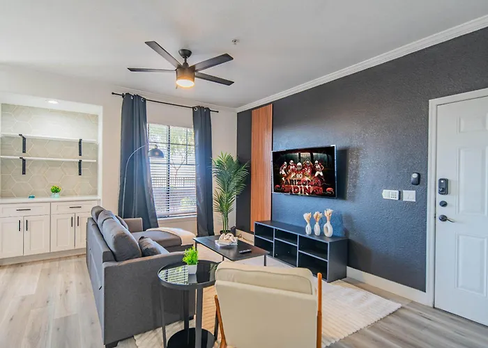 Charming 2b King Bed With Pool Hot Tub, Gym, Parking *
