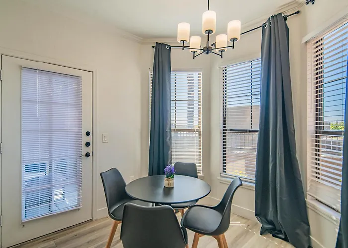 Charming 2b King Bed With Pool Hot Tub, Gym, Parking Apartment *