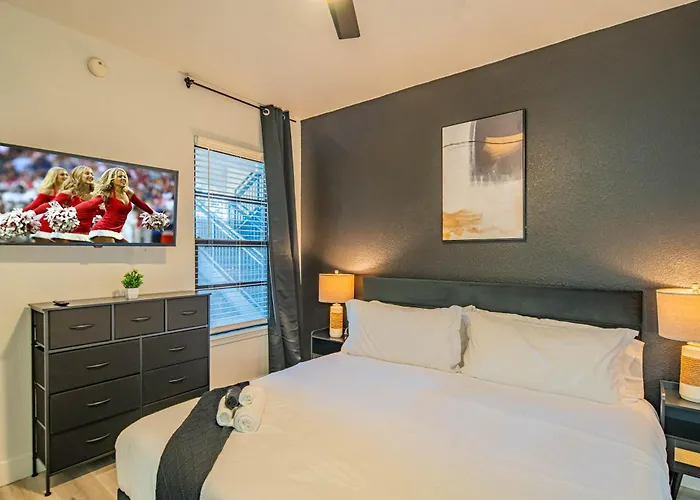 Charming 2b King Bed With Pool Hot Tub, Gym, Parking